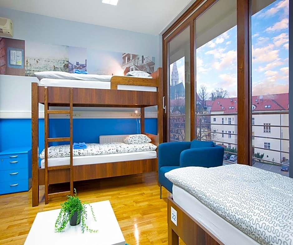 Bed in 6-Bed Mixed Dormitory Room